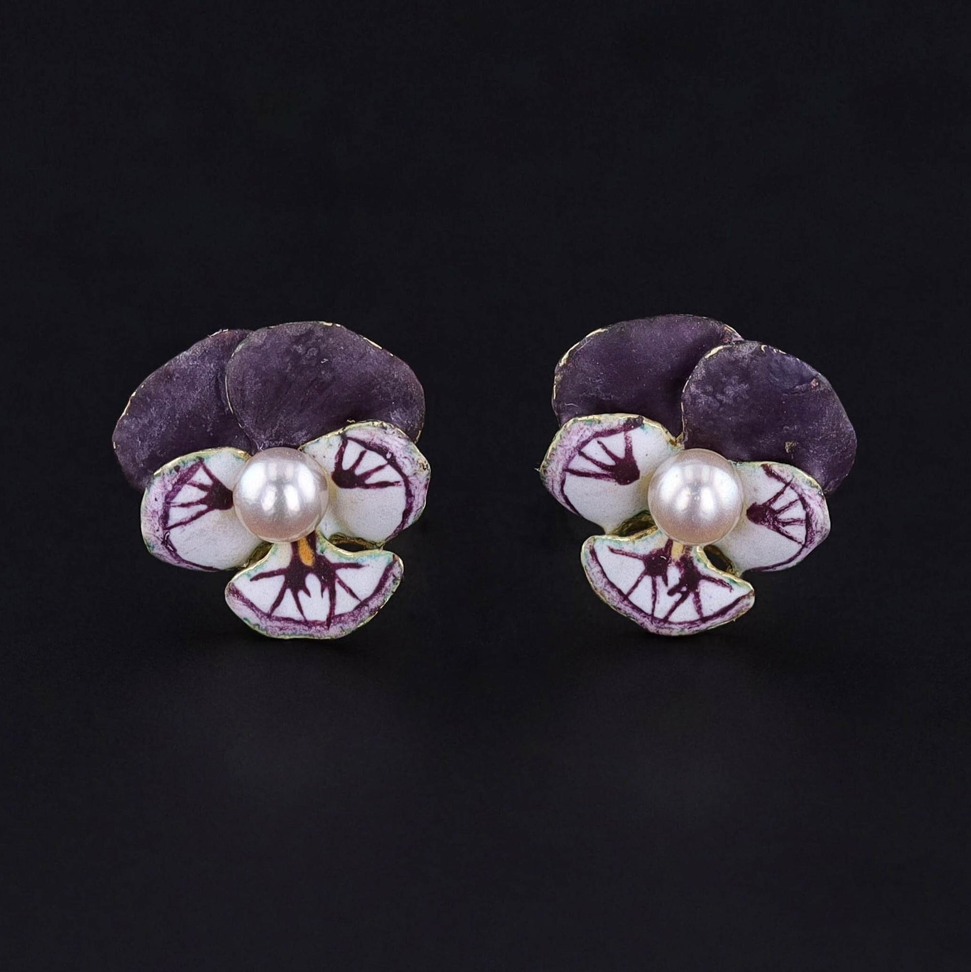 Vintage 14k gold enamel and pearl pansy stud earrings from the 1950s. The purple pansies are in great condition and perfect for any jewelry collector or lover of floral jewelry.