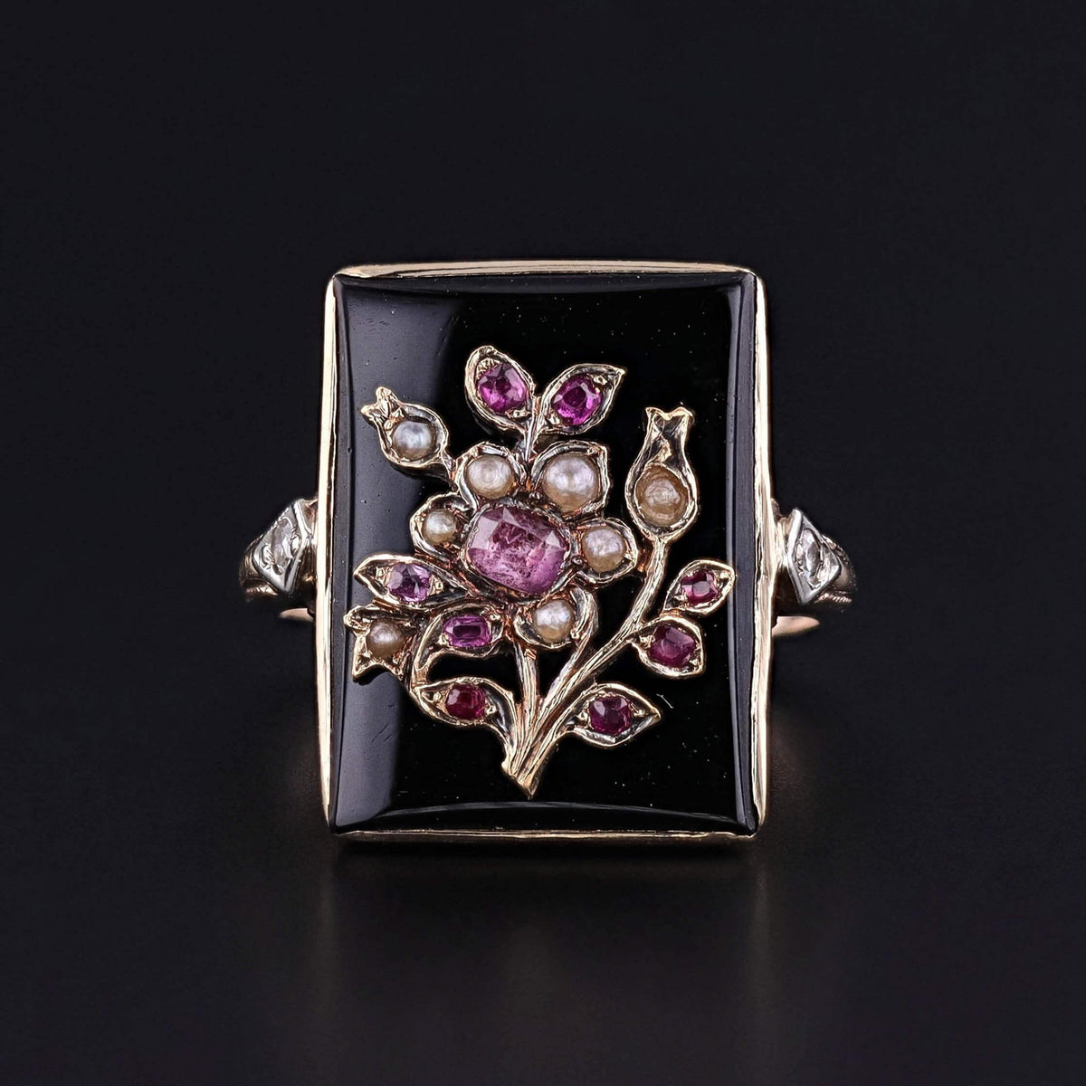 Antique Onyx Flower Ring of 10k Gold