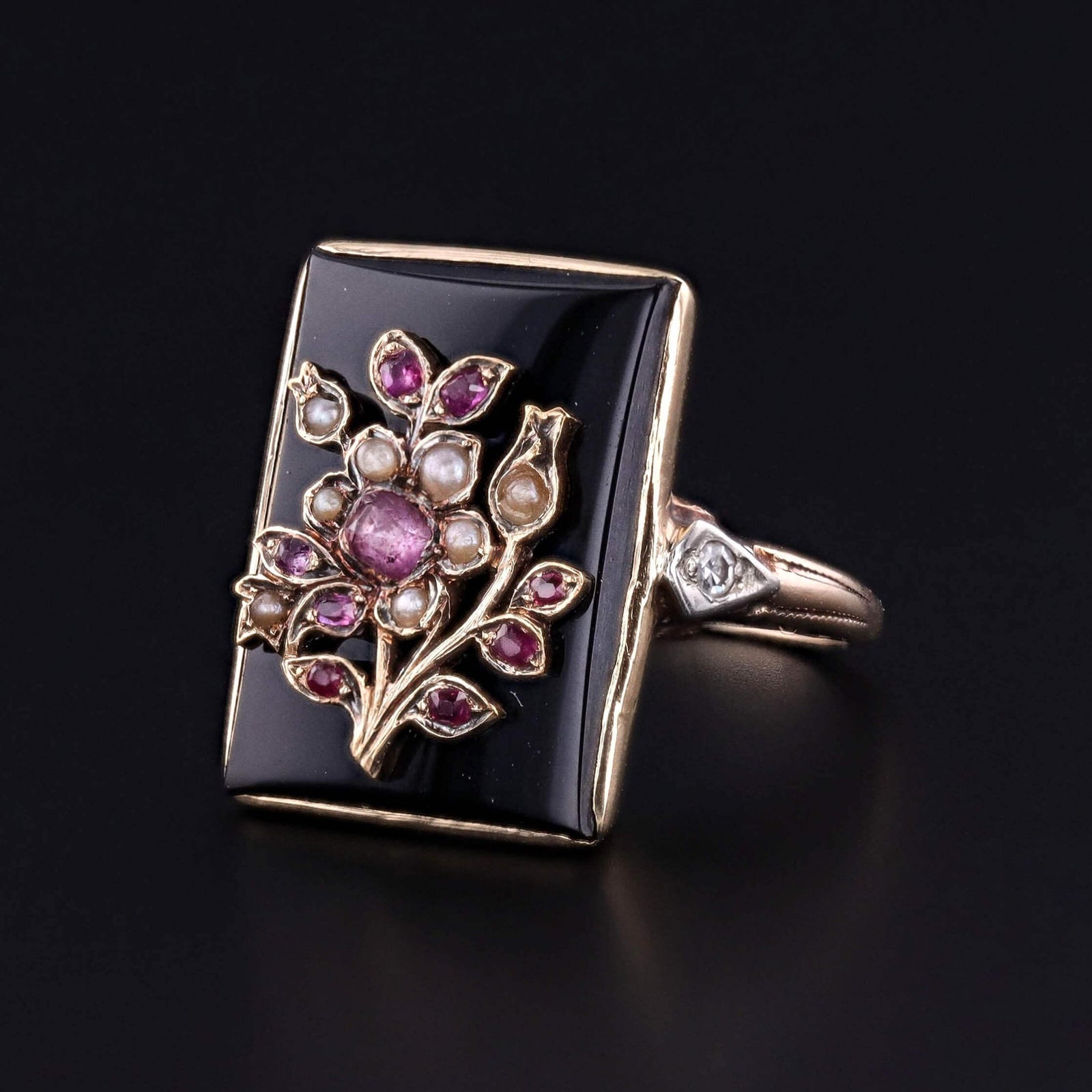 Antique Onyx Flower Ring of 10k Gold