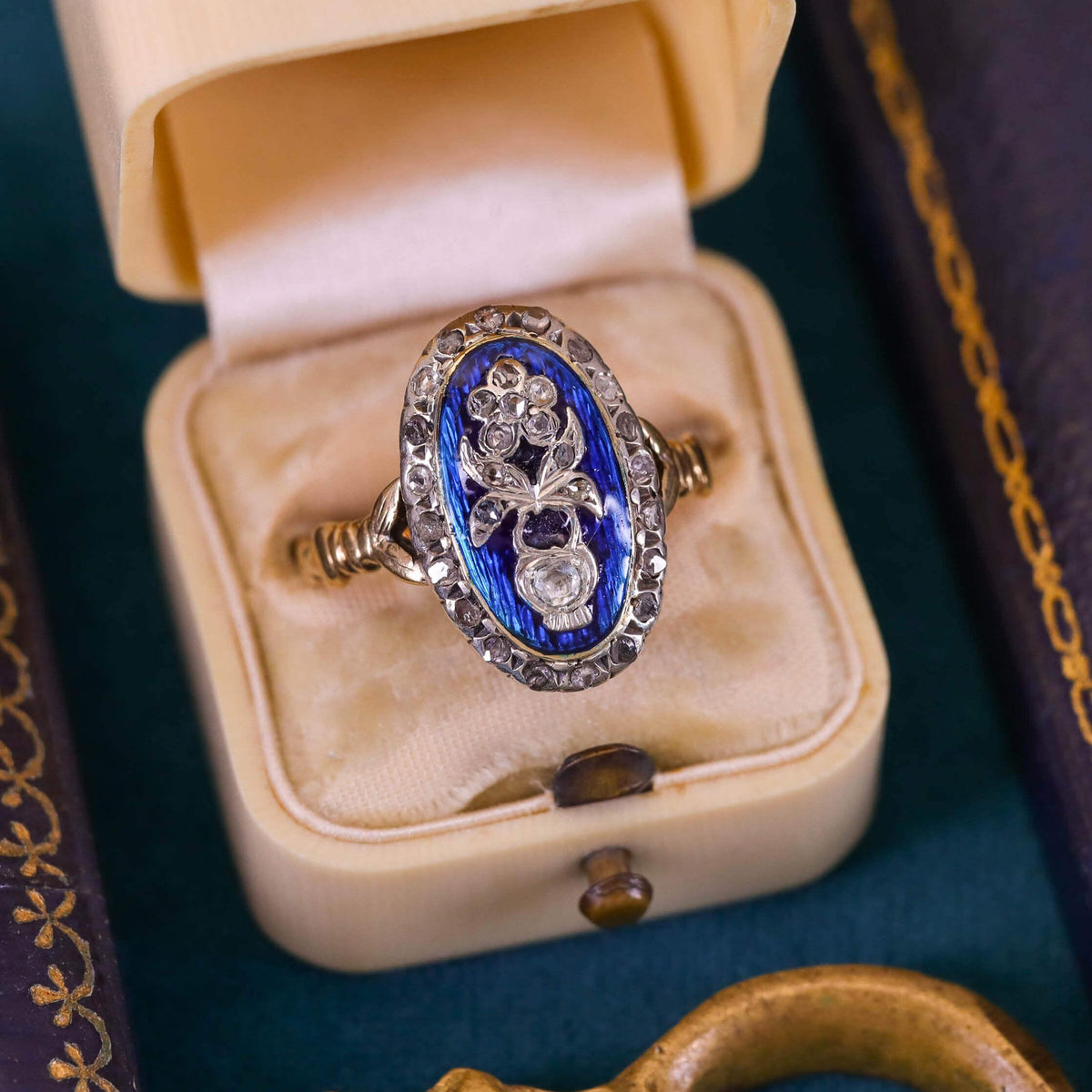 Antique Diamond Flower and Enamel Ring of 18k Gold