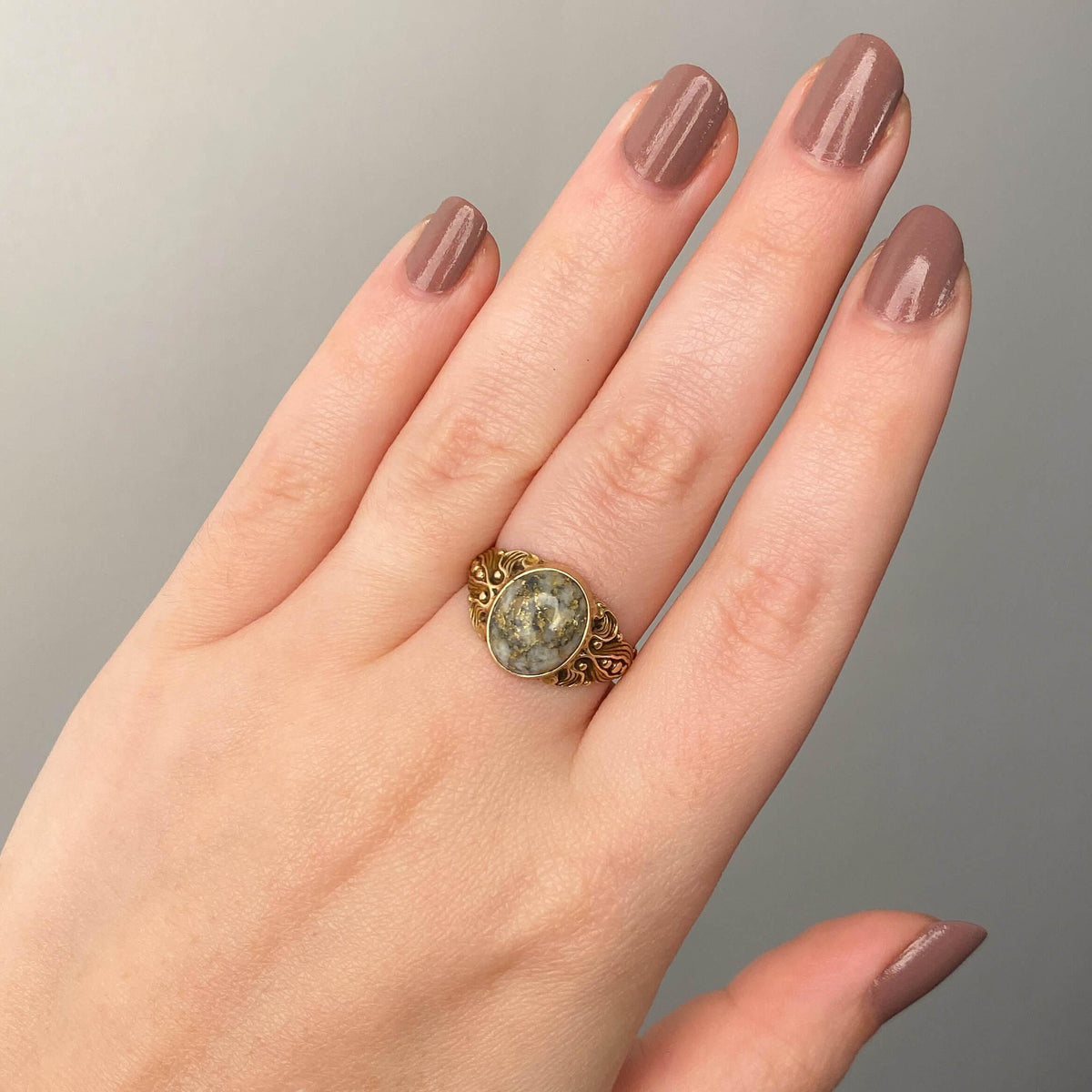 Antique Gold Quartz Signate Ring of 10k Gold