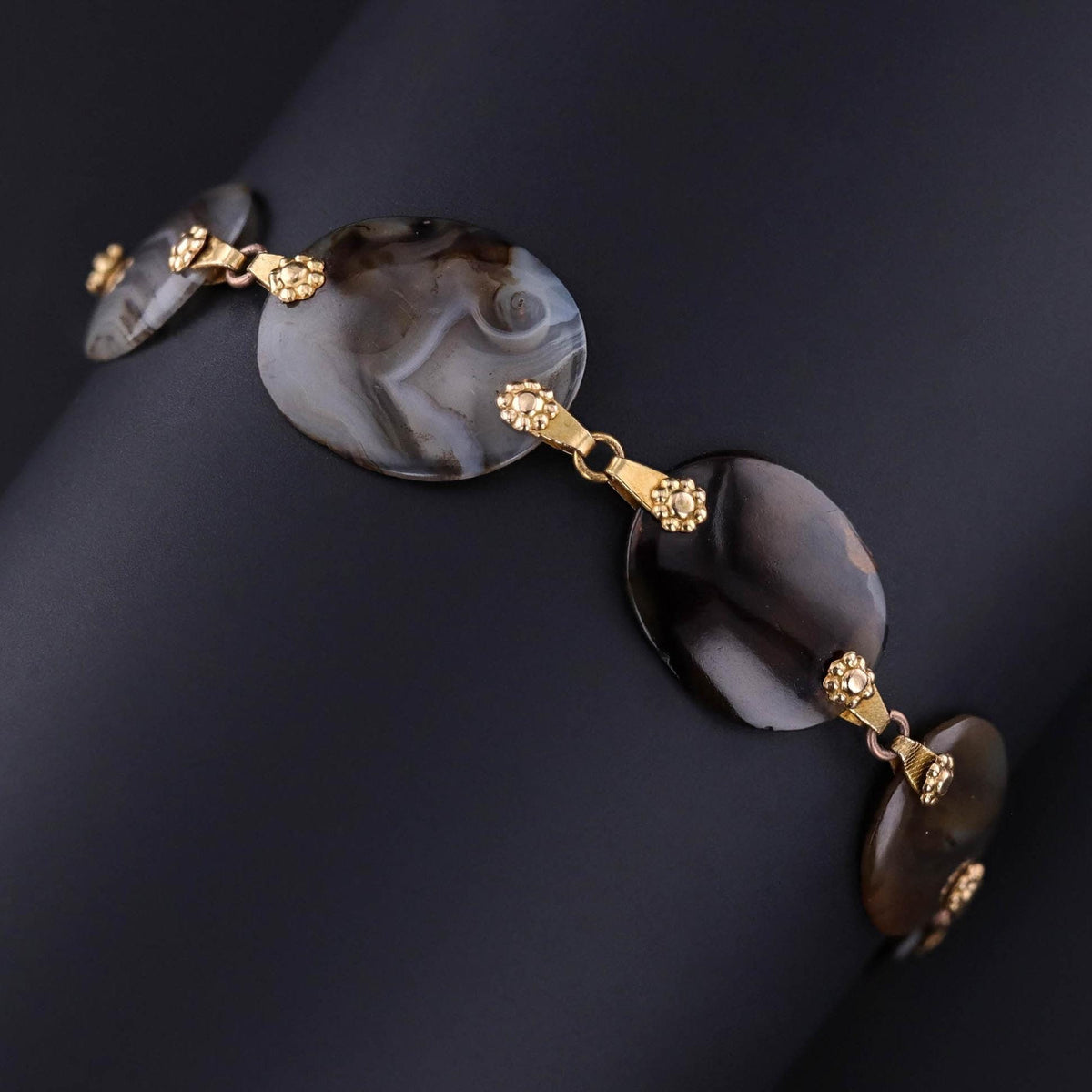 Antique Agate Bracelet of 18k Gold - Trademark Antiques