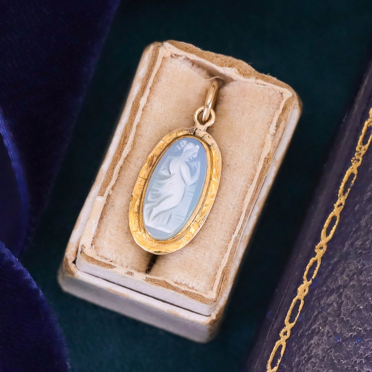Antique Agate Cameo Pendant of 10k Gold - Trademark Antiques