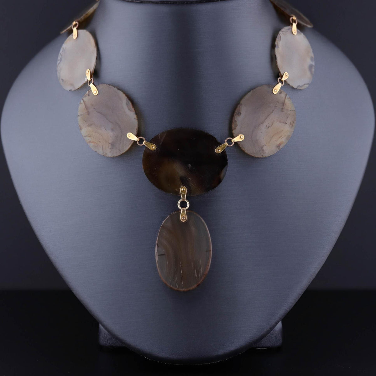 Antique Agate Necklace of 18k Gold - Trademark Antiques