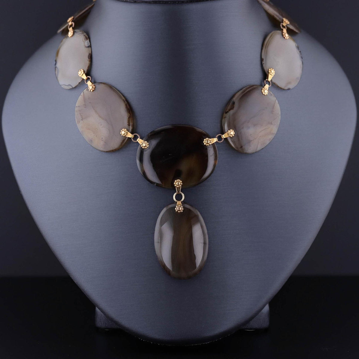 Antique Agate Necklace of 18k Gold - Trademark Antiques