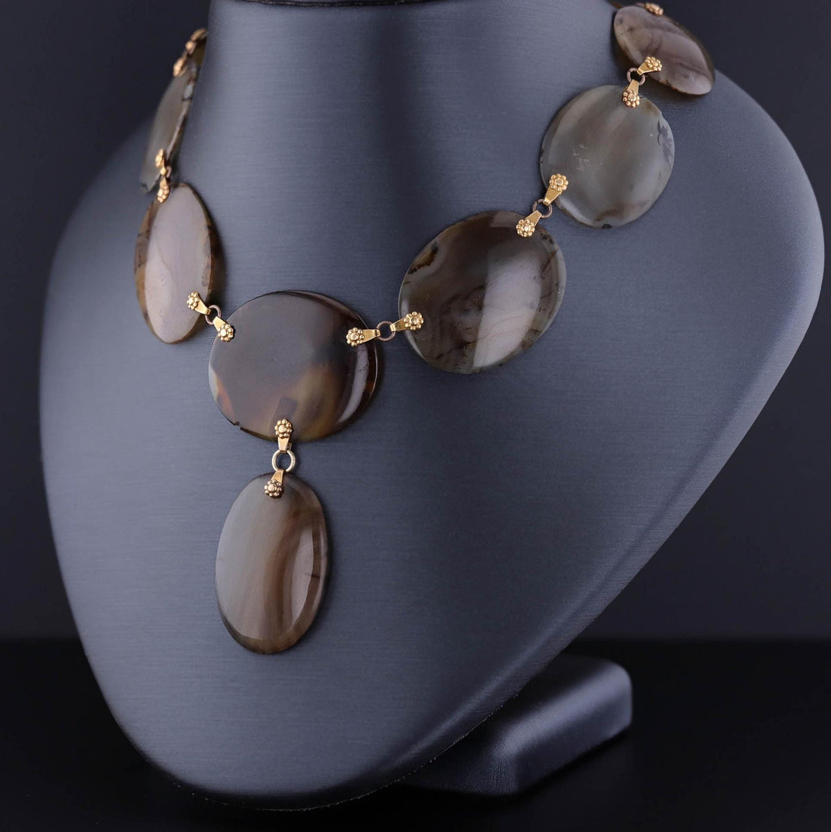 Antique Agate Necklace of 18k Gold - Trademark Antiques