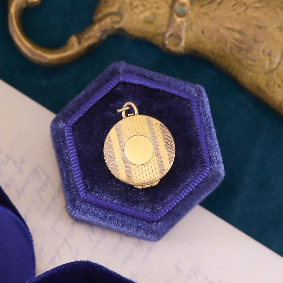 Antique Circle Locket of 14k Gold - Trademark Antiques
