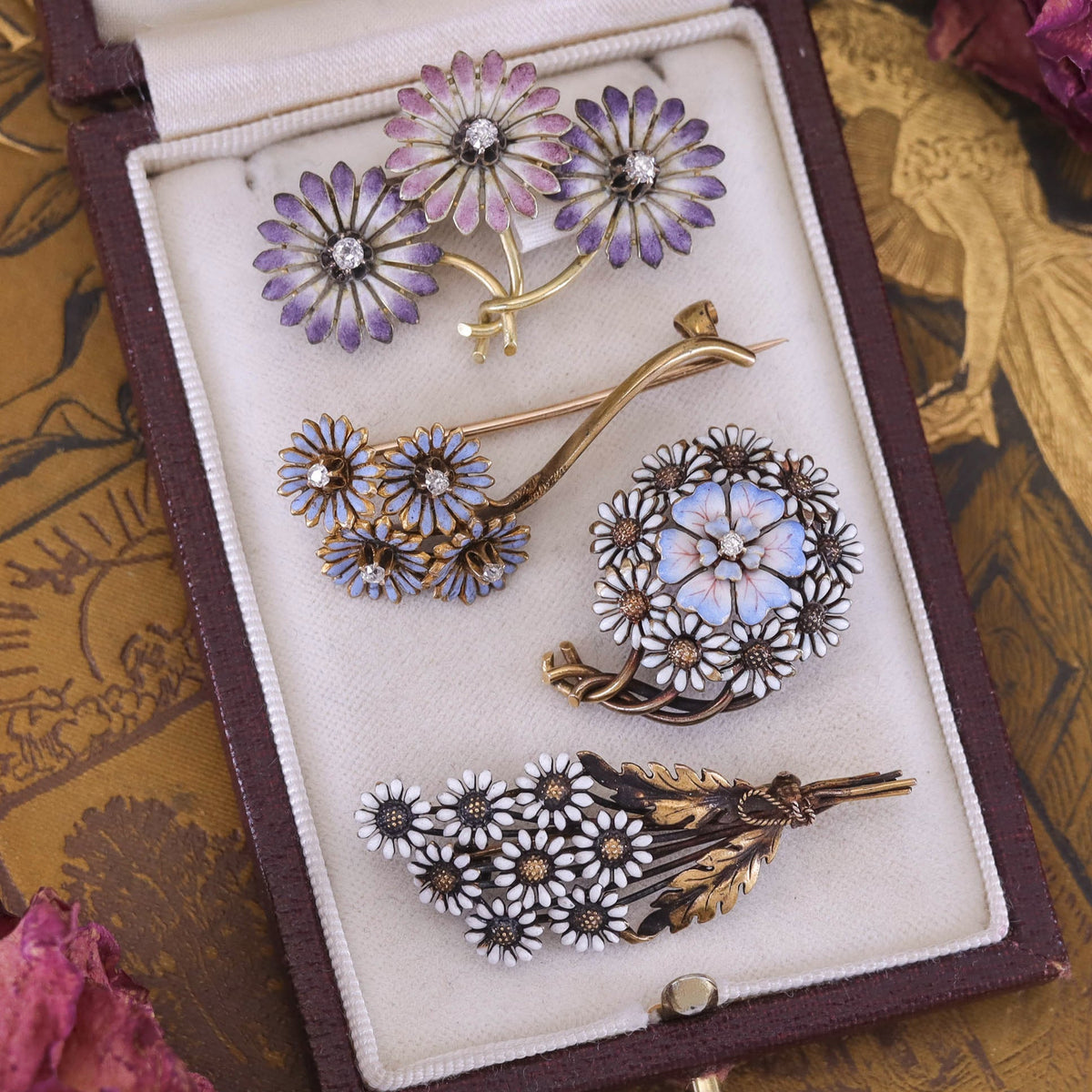 Antique Daisy Brooch of 14k Gold - Trademark Antiques