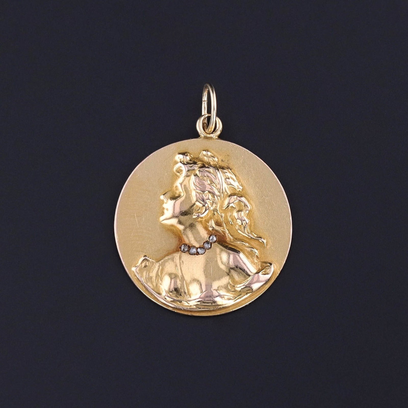 Antique Woman Pendant of 18k Gold - Trademark Antiques