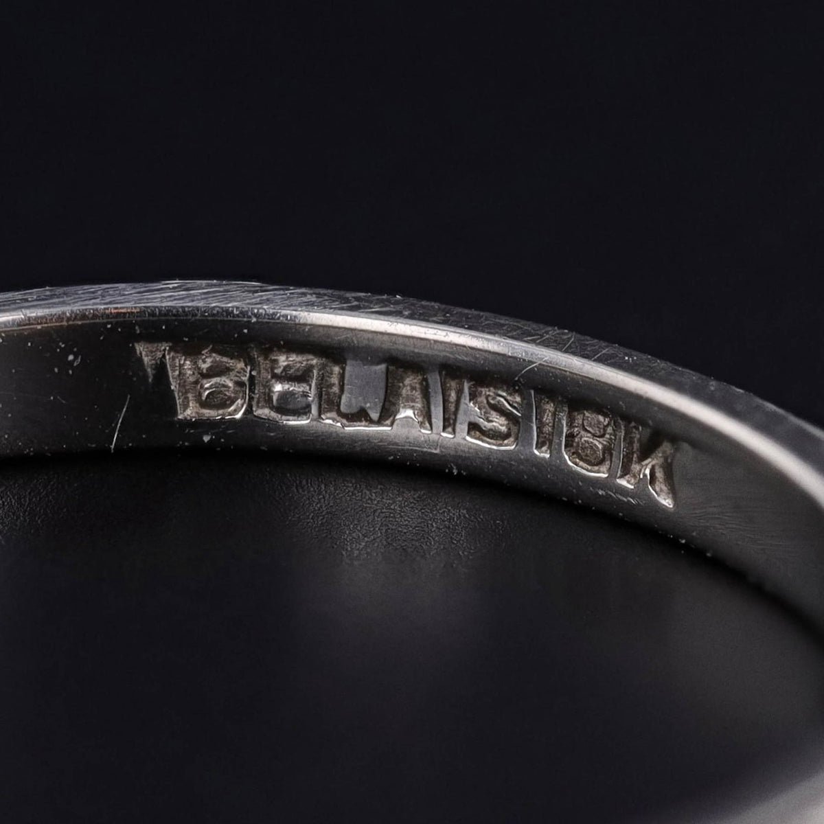 Art Deco Wedding Ring or Wedding Band of 18k Gold - Trademark Antiques