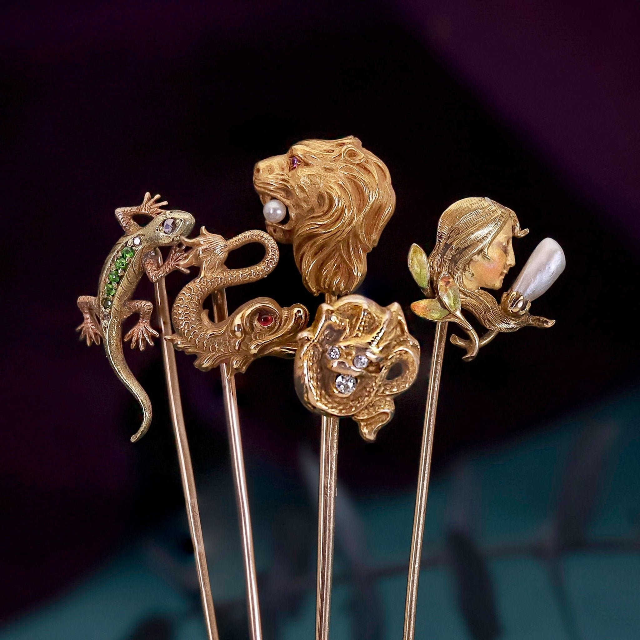 Epingle ancienne en plaqué or art nouveau jeune fille stick pin brooch Epingle ancienne en plaqué or art nouveau jeune fille stick pin brooch