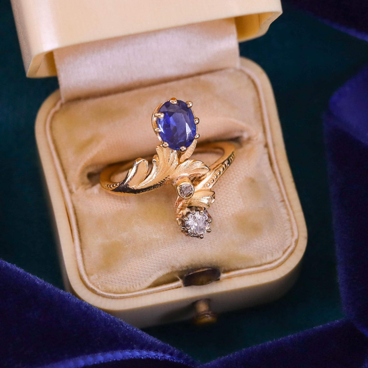Art Nouveau Sapphire and Diamond Ring of 18k Gold - Trademark Antiques