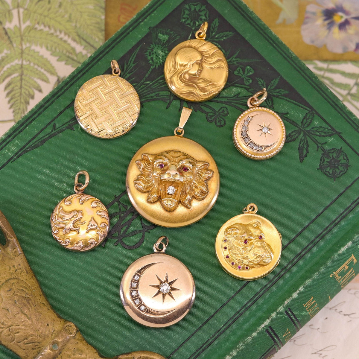 Art Nouveau Woman Locket of 14k Gold - Trademark Antiques