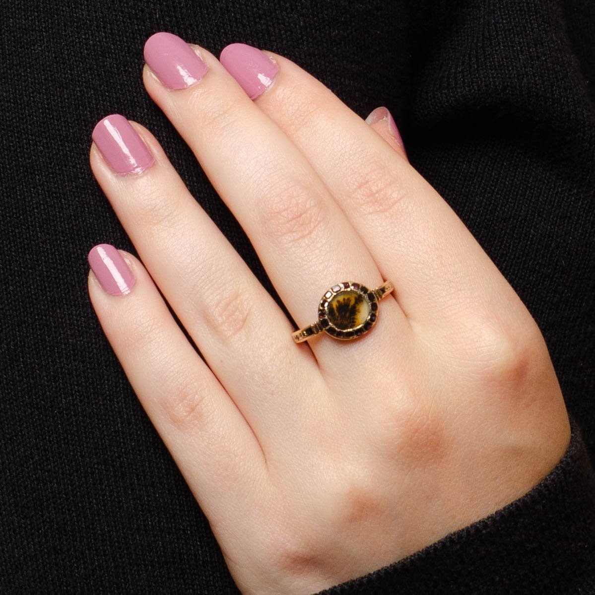 Georgian Dendritic Agate and Garnet Mourning Ring of 18k Gold - Trademark Antiques