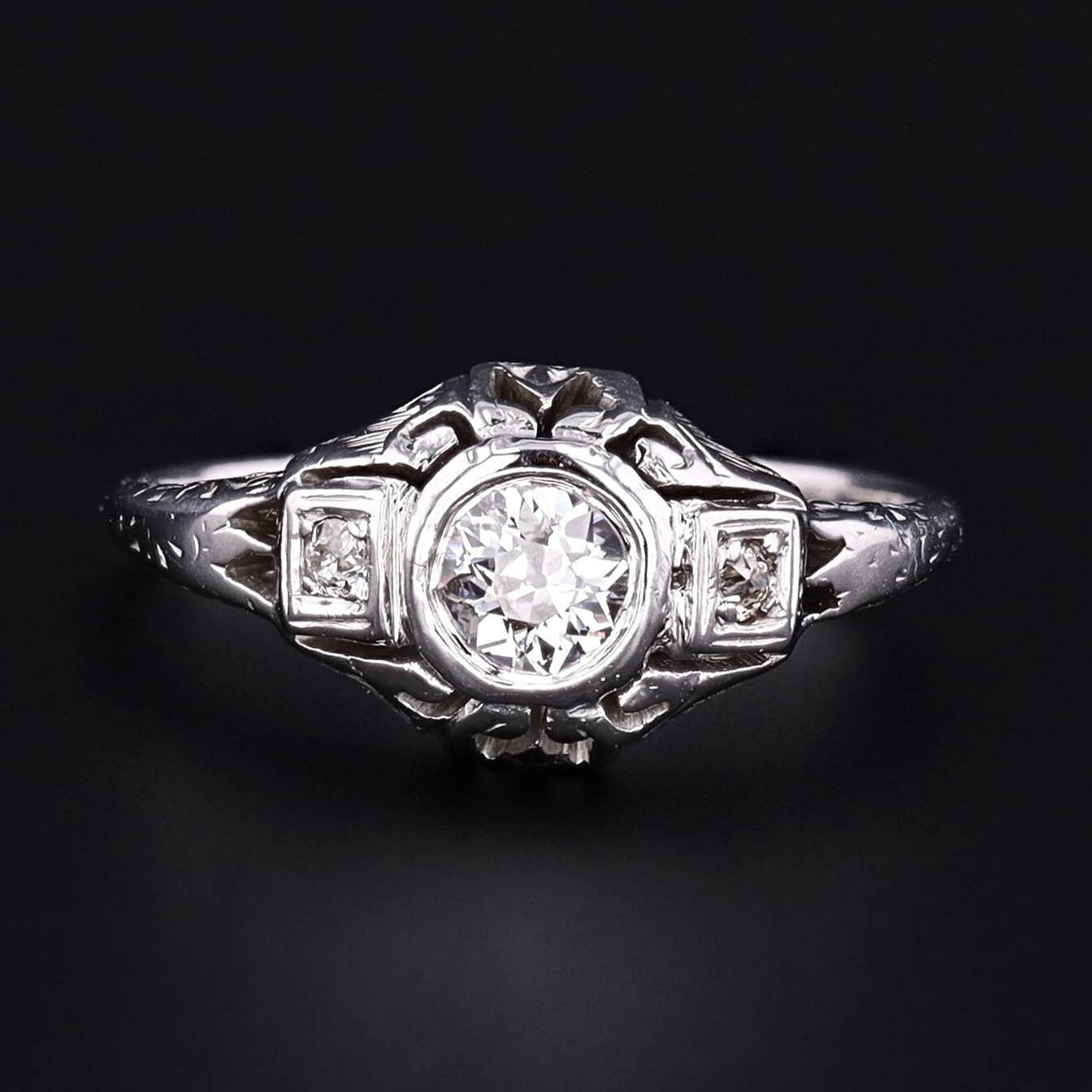 Art Deco Diamond Engagement Ring of 18k White Gold