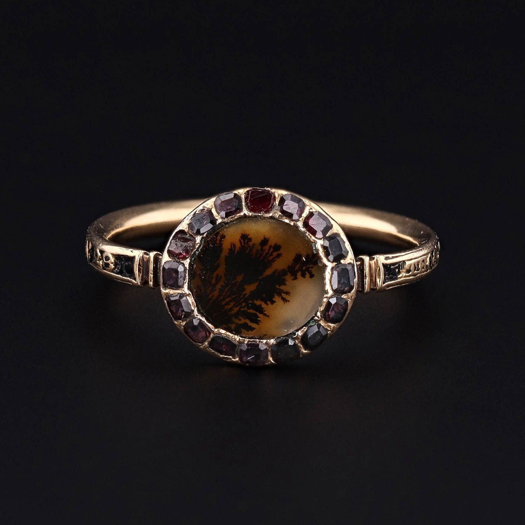 Georgian Dendritic Agate and Garnet Mourning Ring of 18k Gold