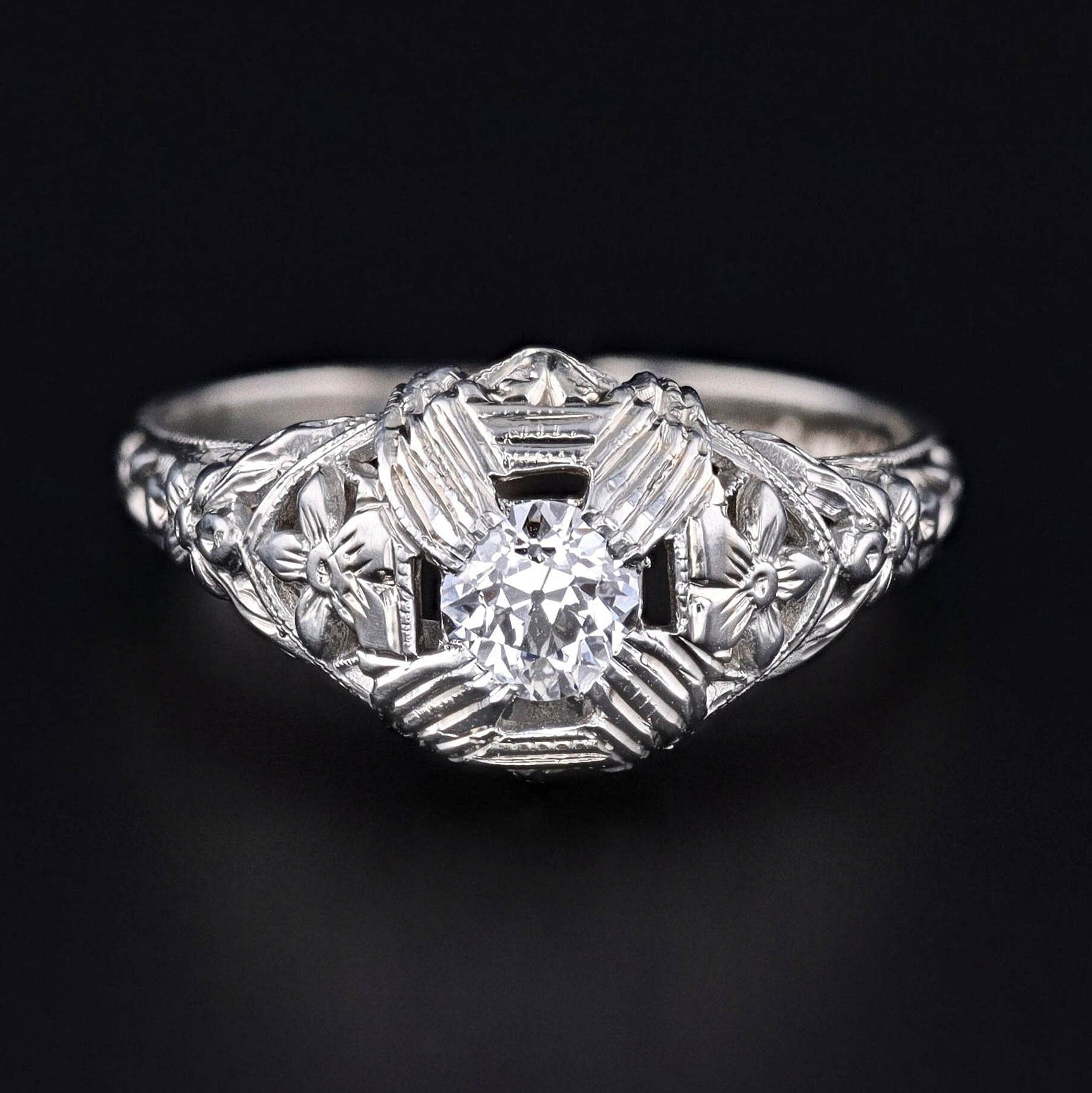 Vintage Diamond Engagement Ring of 18k White Gold