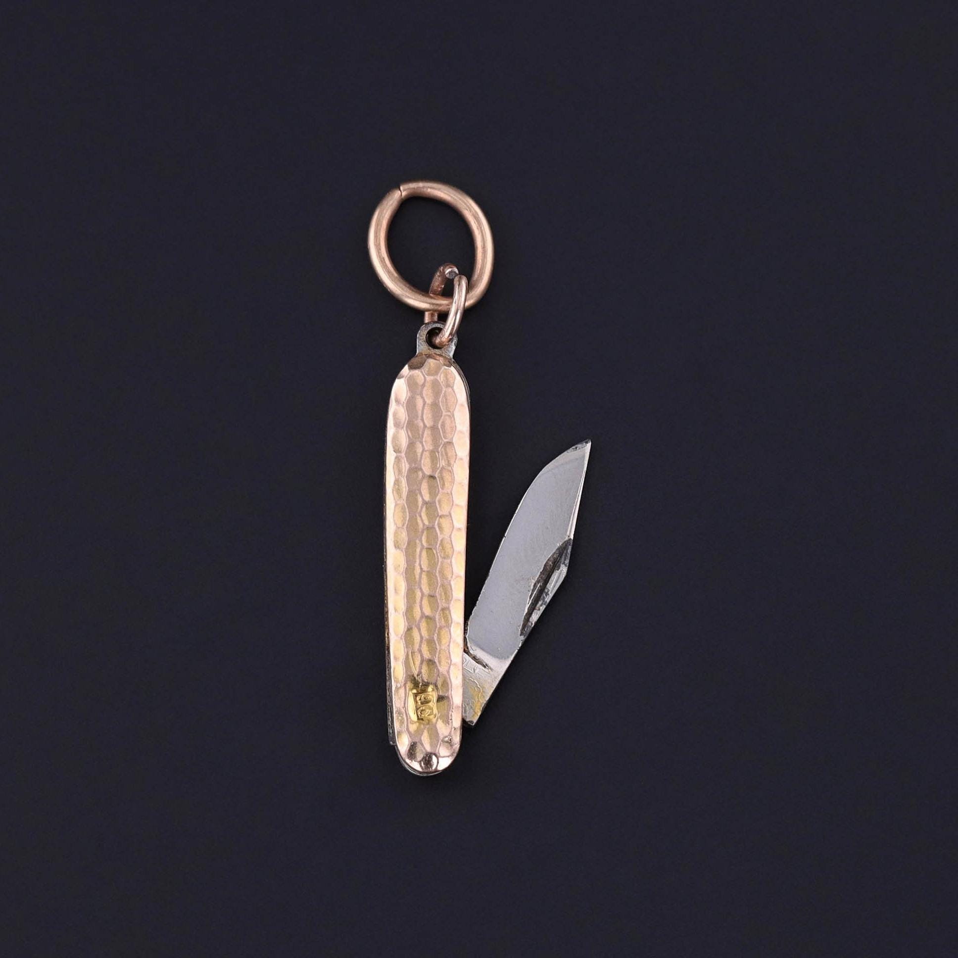 A vintage gold pocket knife charm with a stainless steel blade. The case of the knife is 9ct gold and it is perfect for a man or woman.