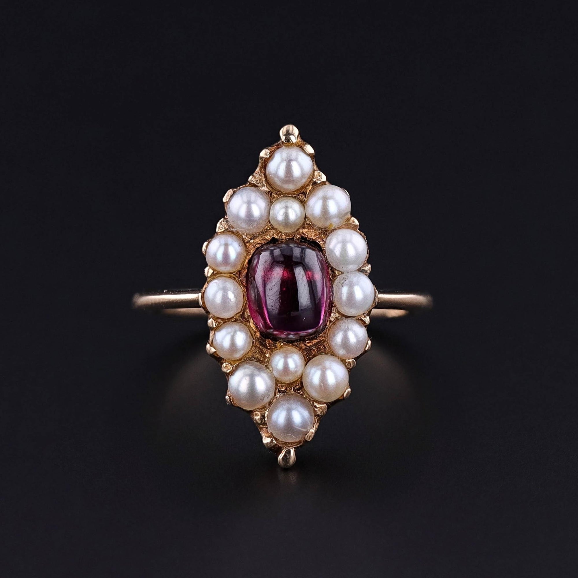 Antique Garnet and Pearl Ring of 18k Gold