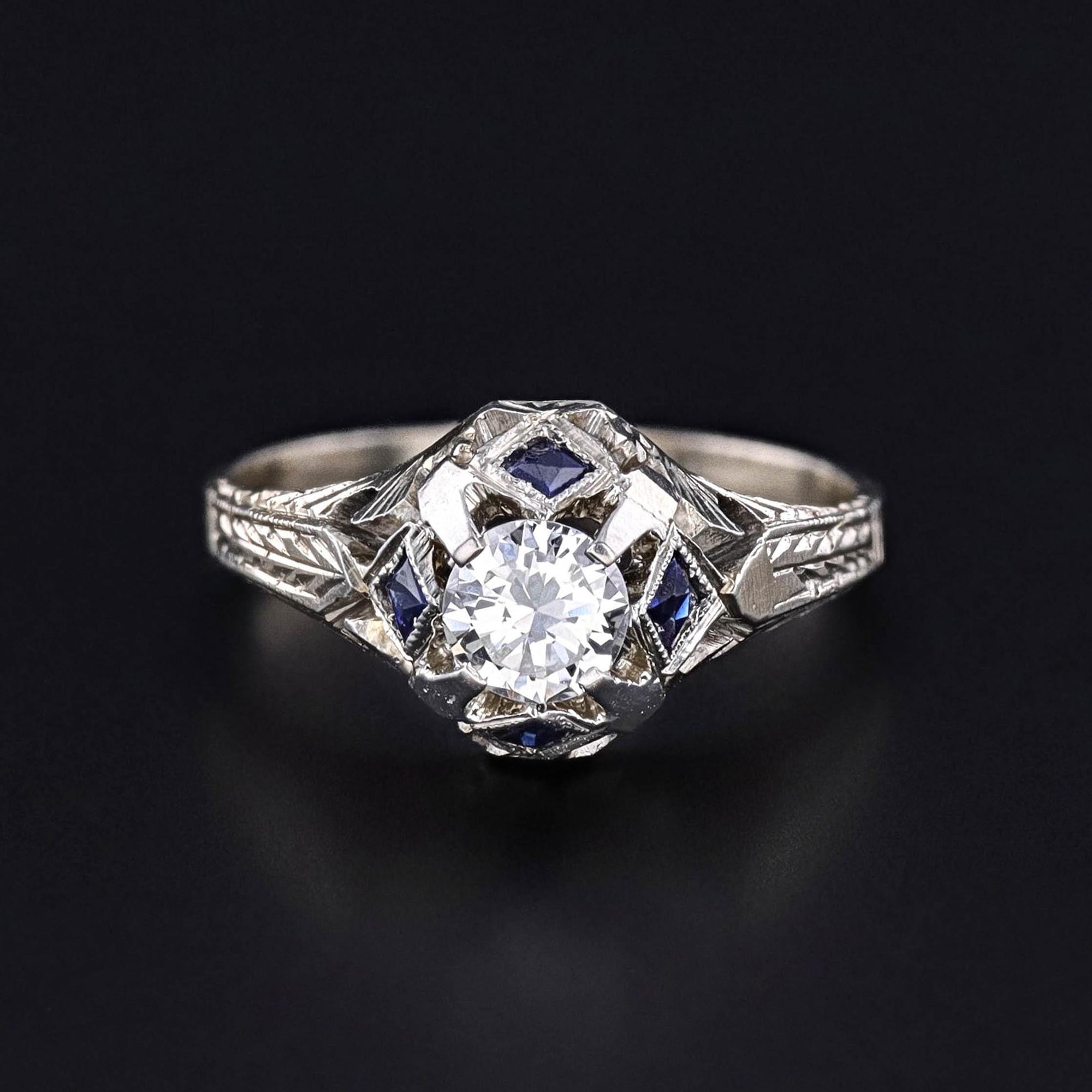 Art Deco Diamond Engagement Ring of 18k White Gold