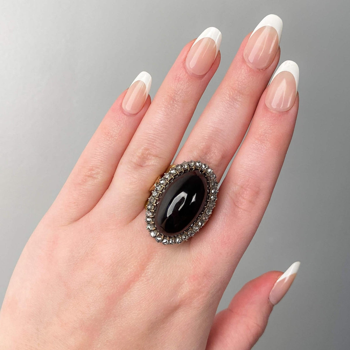 Victorian Garnet and Diamond Ring of 18k Gold - Trademark Antiques