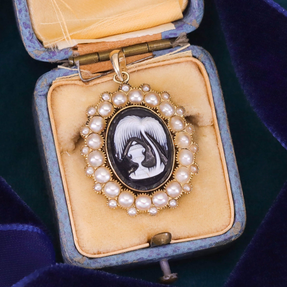 Victorian Mourning Pendant of 14k Gold - Trademark Antiques
