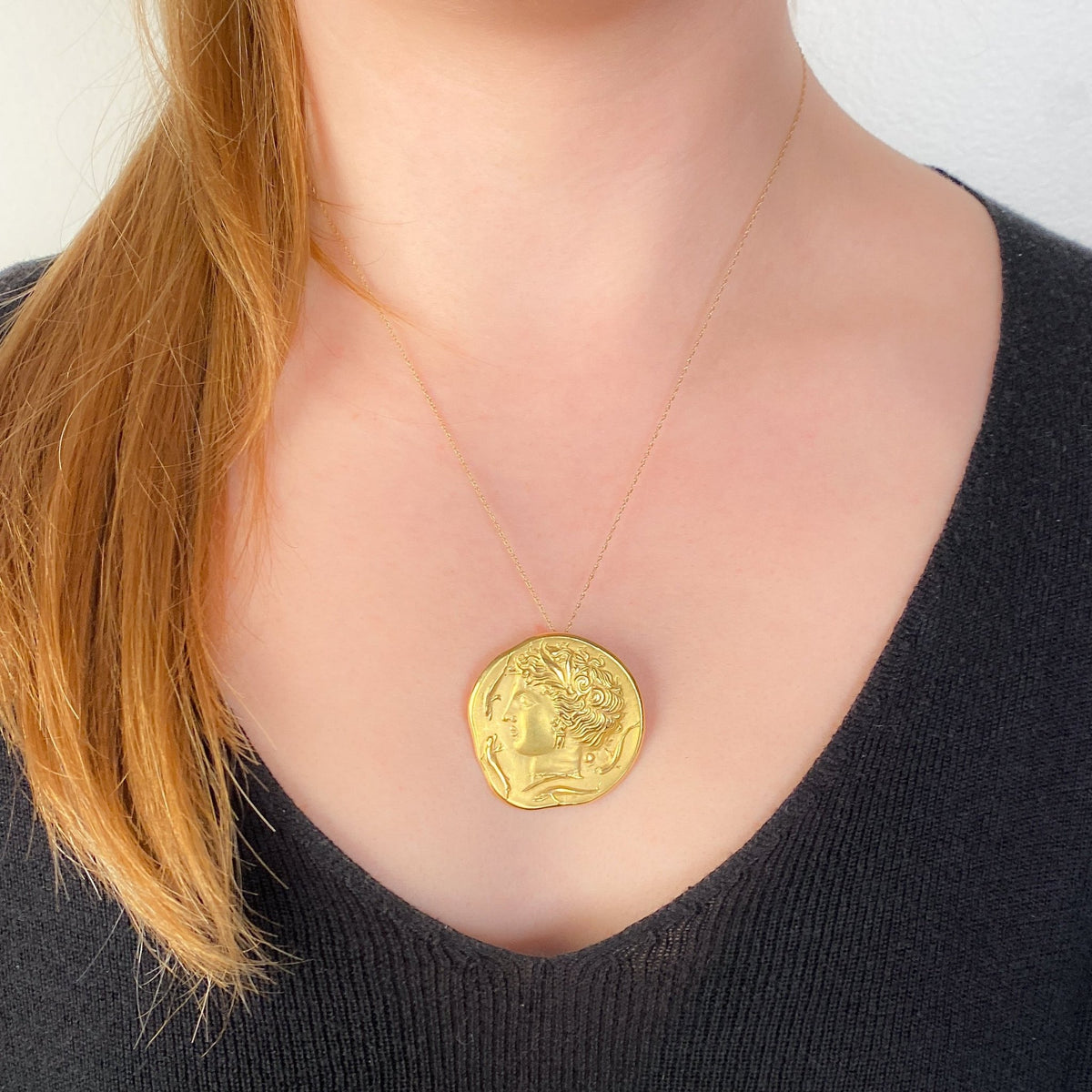 Vintage Amphitrite Goddess Pendant Brooch of 18k Gold - Trademark Antiques