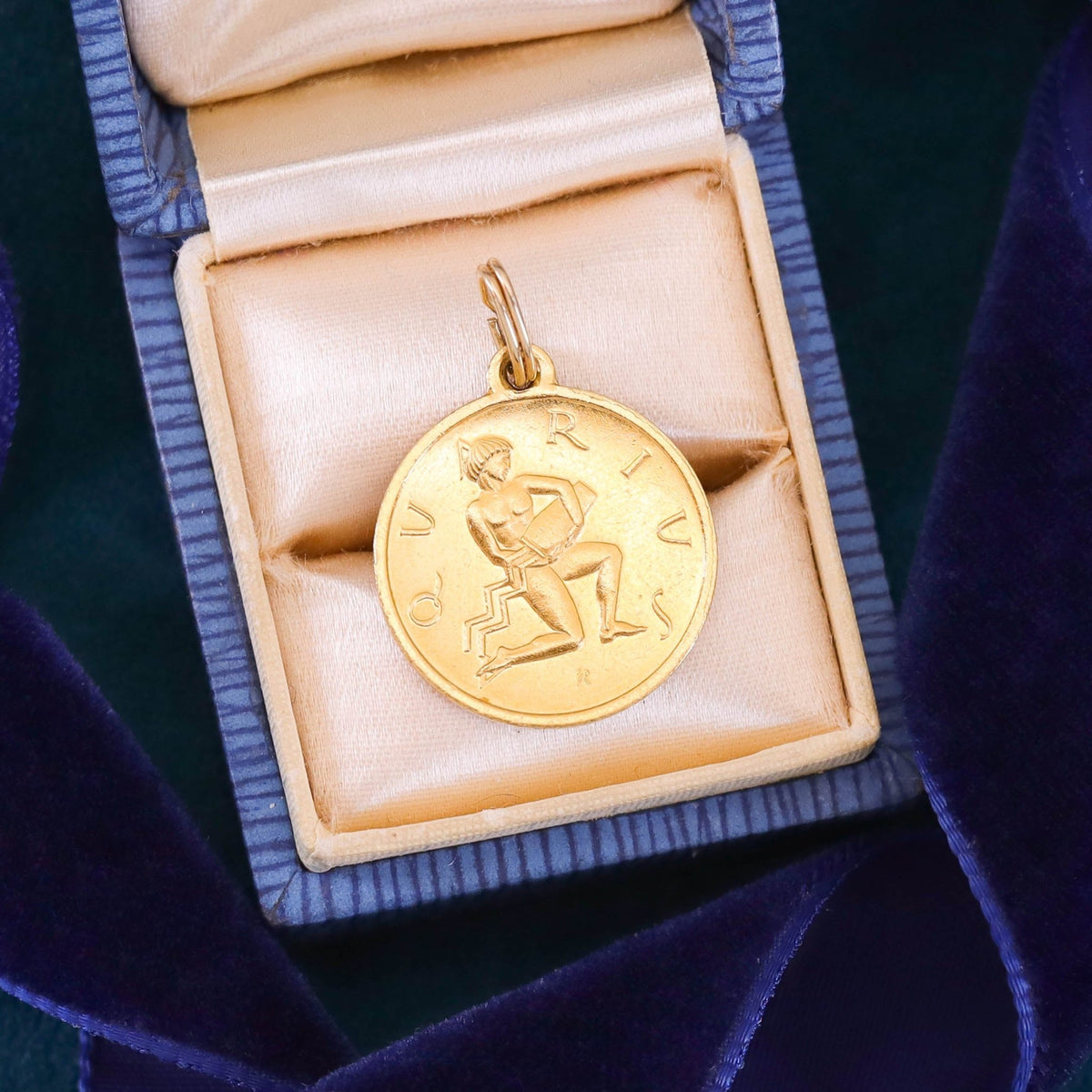 Vintage Aquarius Pendant of 18k Gold - Trademark Antiques