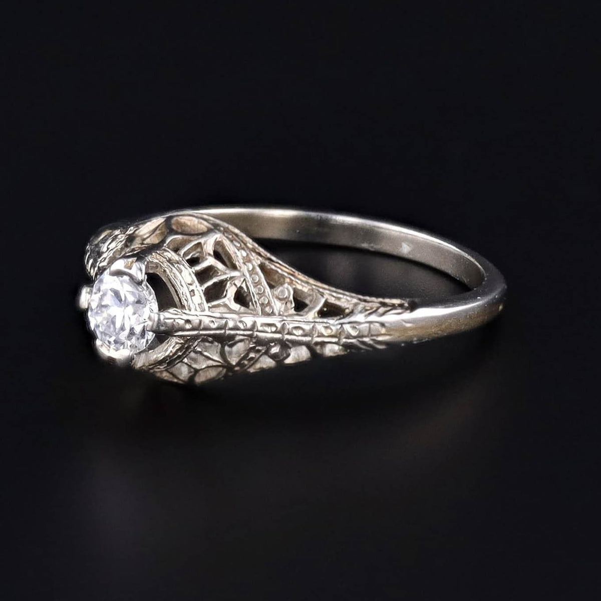 Vintage Diamond Filigree Ring of 18k White Gold - Trademark Antiques