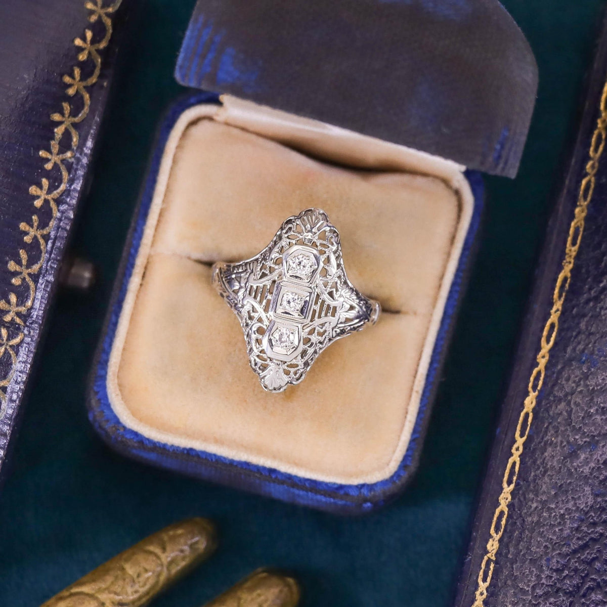 Vintage Diamond Filigree Ring of 18k White Gold - Trademark Antiques