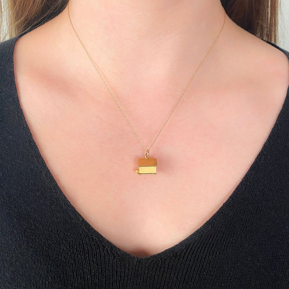 Vintage Doghouse Charm of 9ct Gold - Trademark Antiques