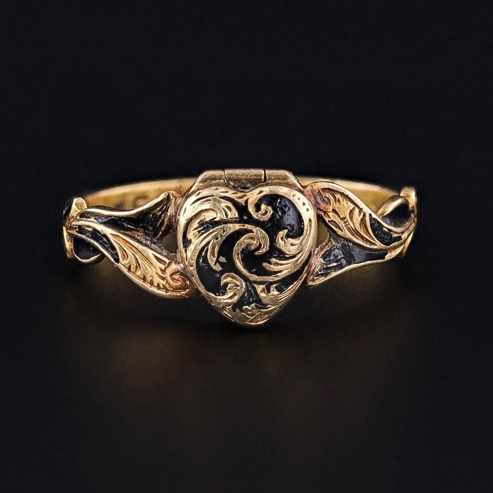 Antique Victorian Mourning Locket Ring of 18k Gold - Trademark Antiques