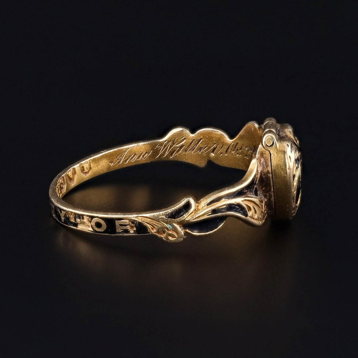 Antique Victorian Mourning Locket Ring of 18k Gold - Trademark Antiques