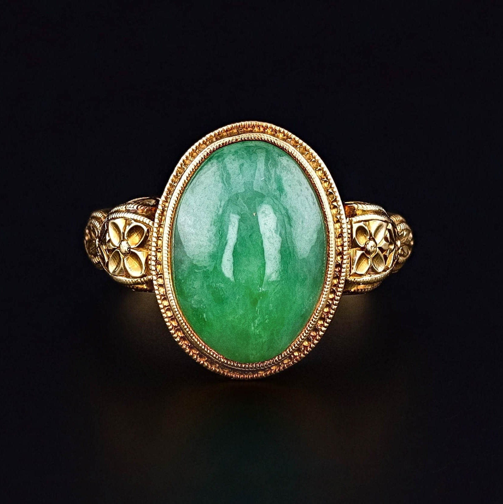 Vintage Jadite Jade Ring of 18k Gold