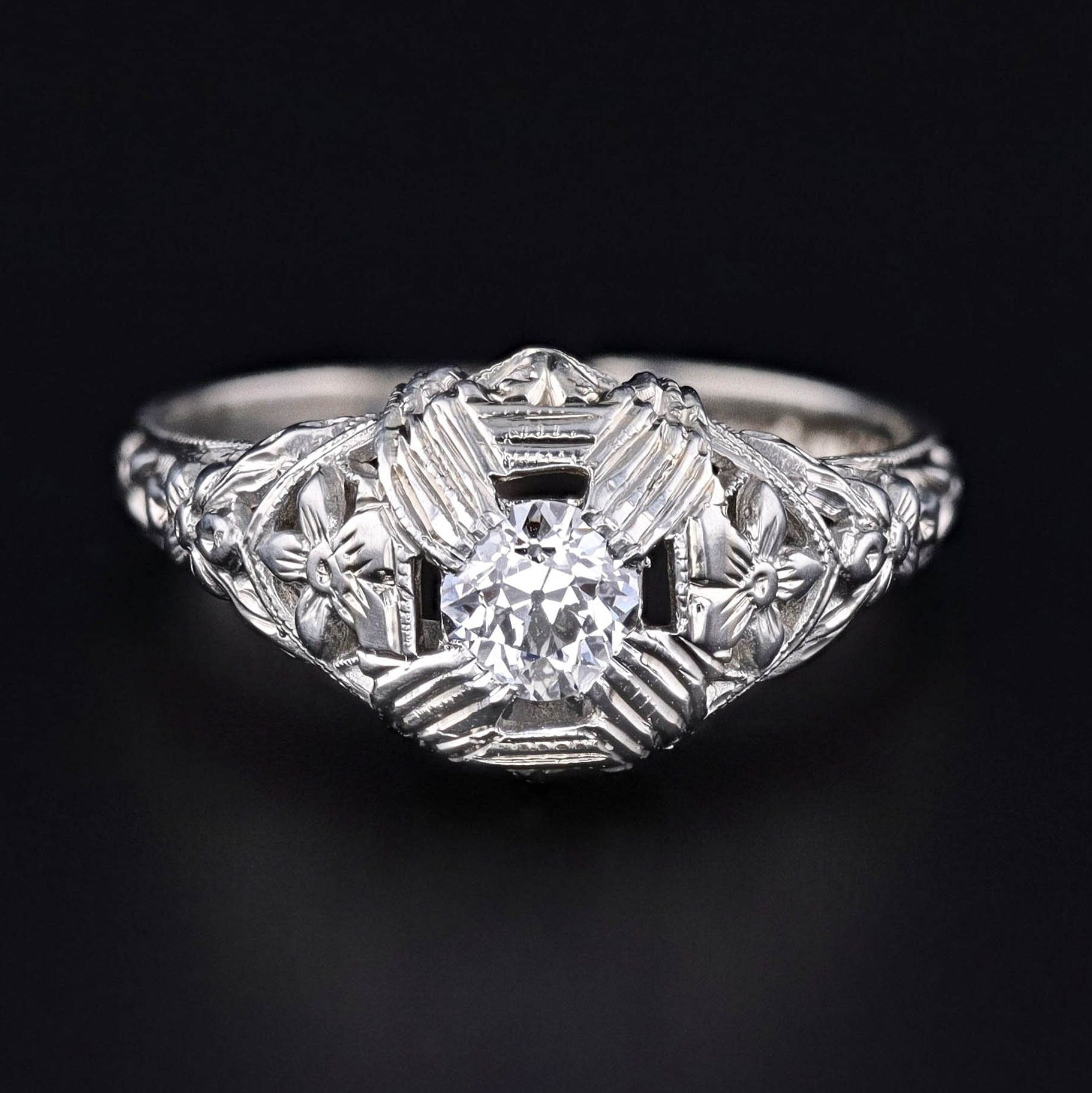 Vintage Diamond Engagement Ring of 18k White Gold