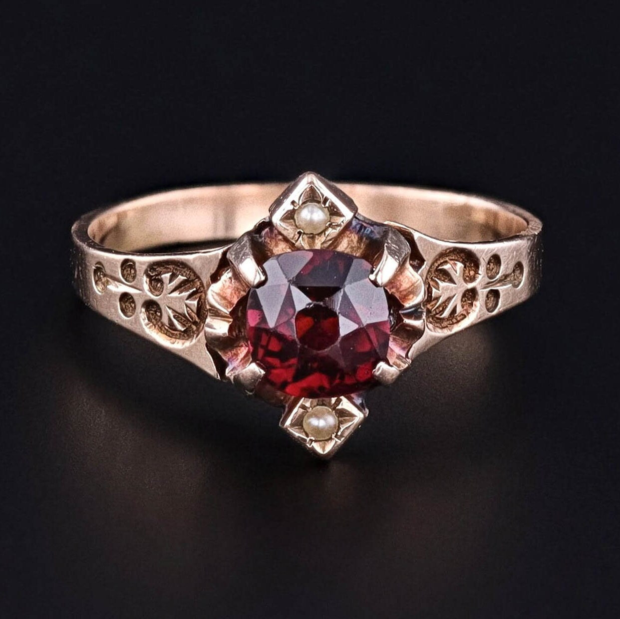Antique Garnet and Pearl Ring of 10k Gold