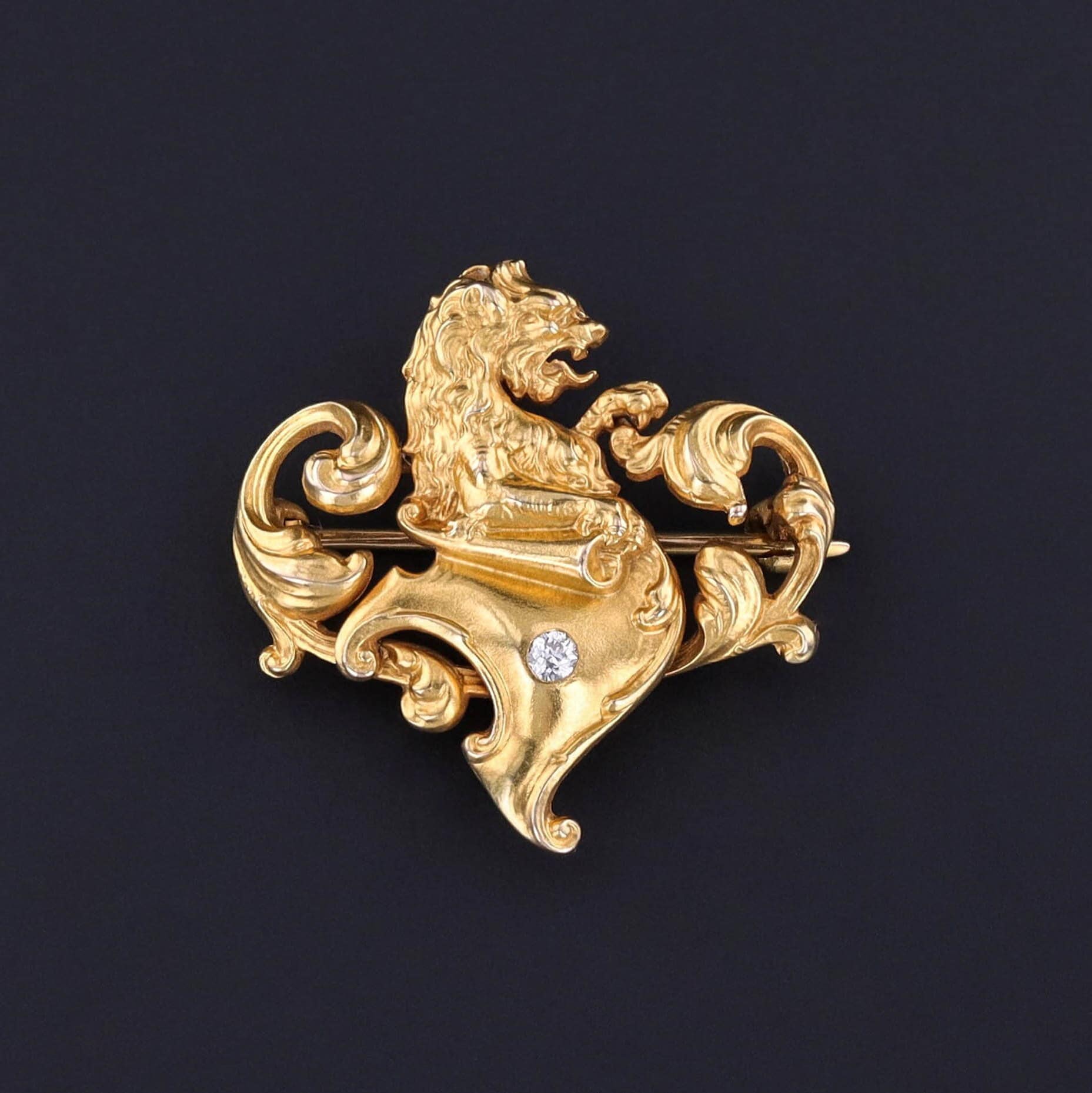 Antique Lion Brooch of 18k Gold