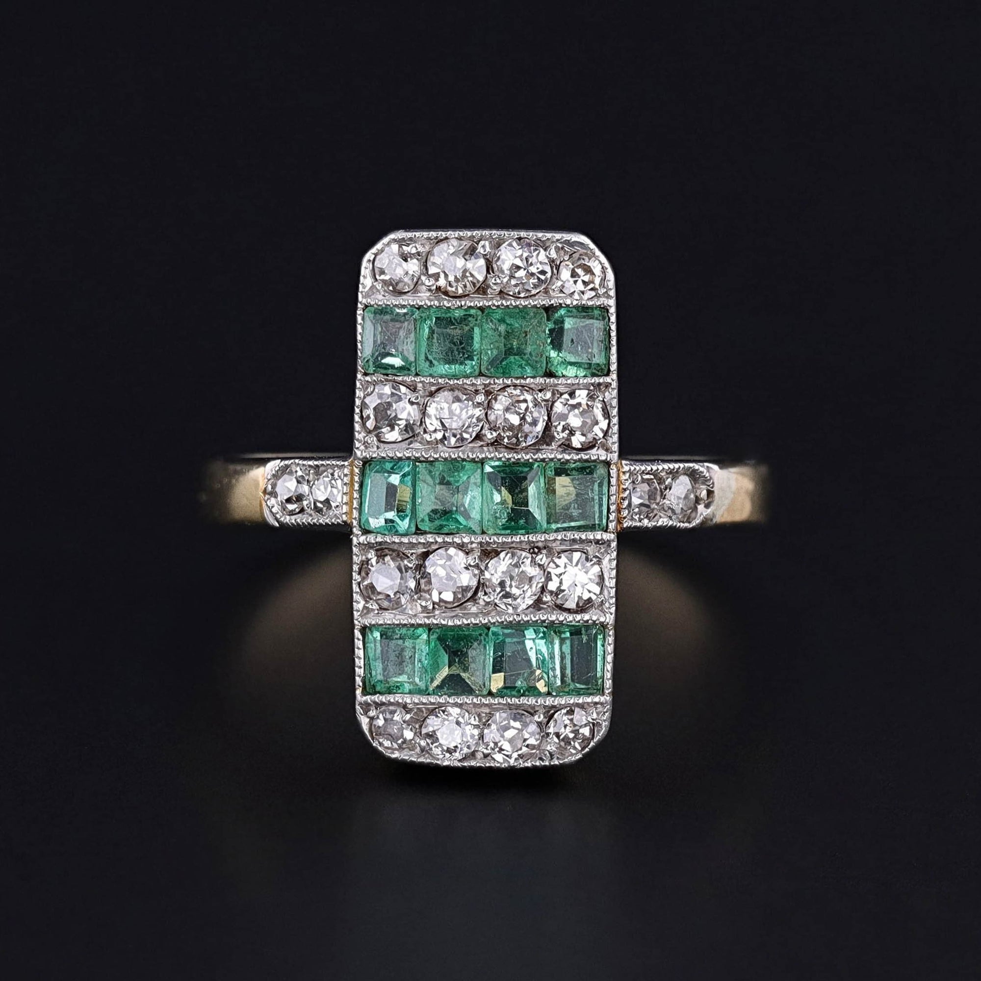 Antique Emerald and Diamond Ring of 18k Gold