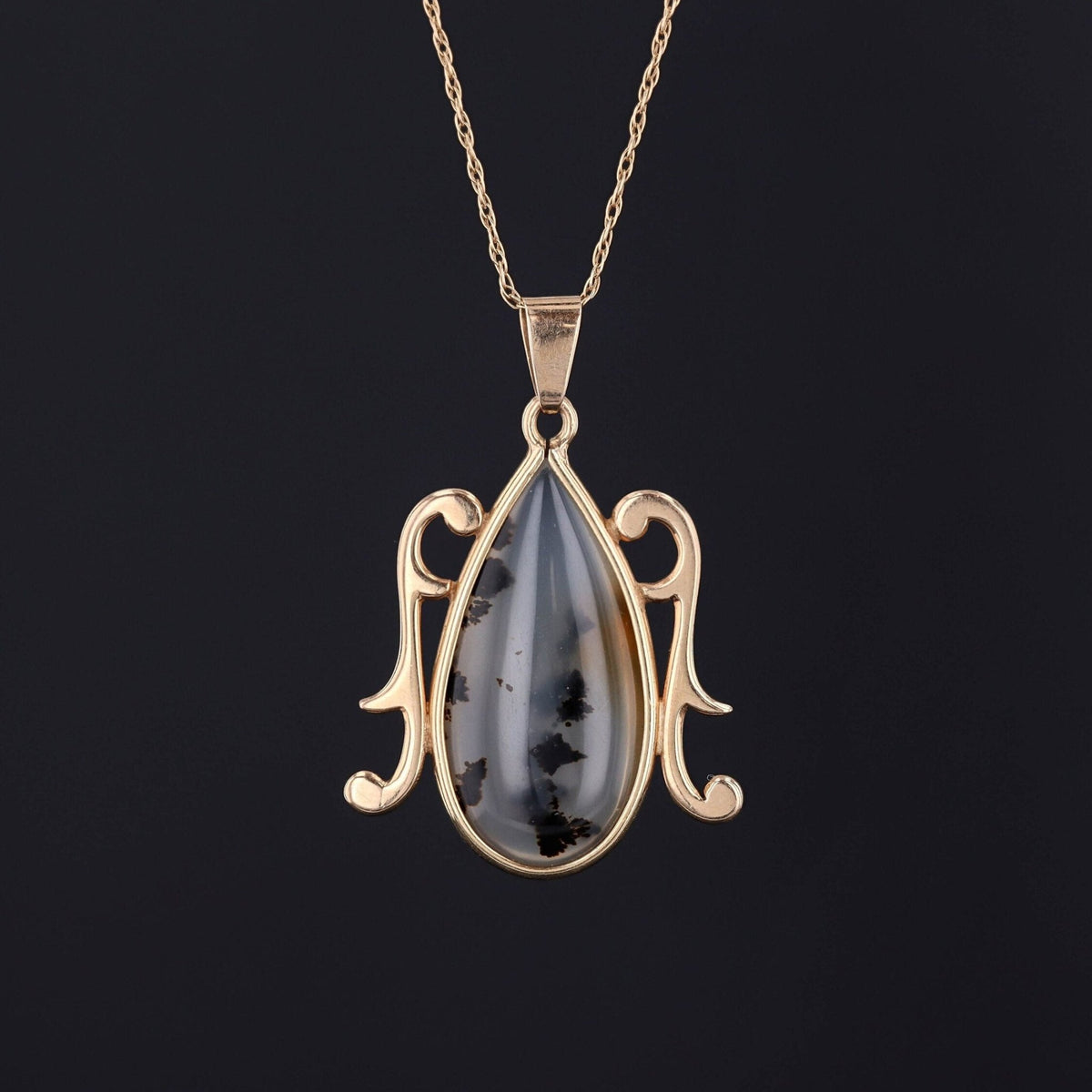 Vintage Agate Pendant of 14k Gold - Trademark Antiques