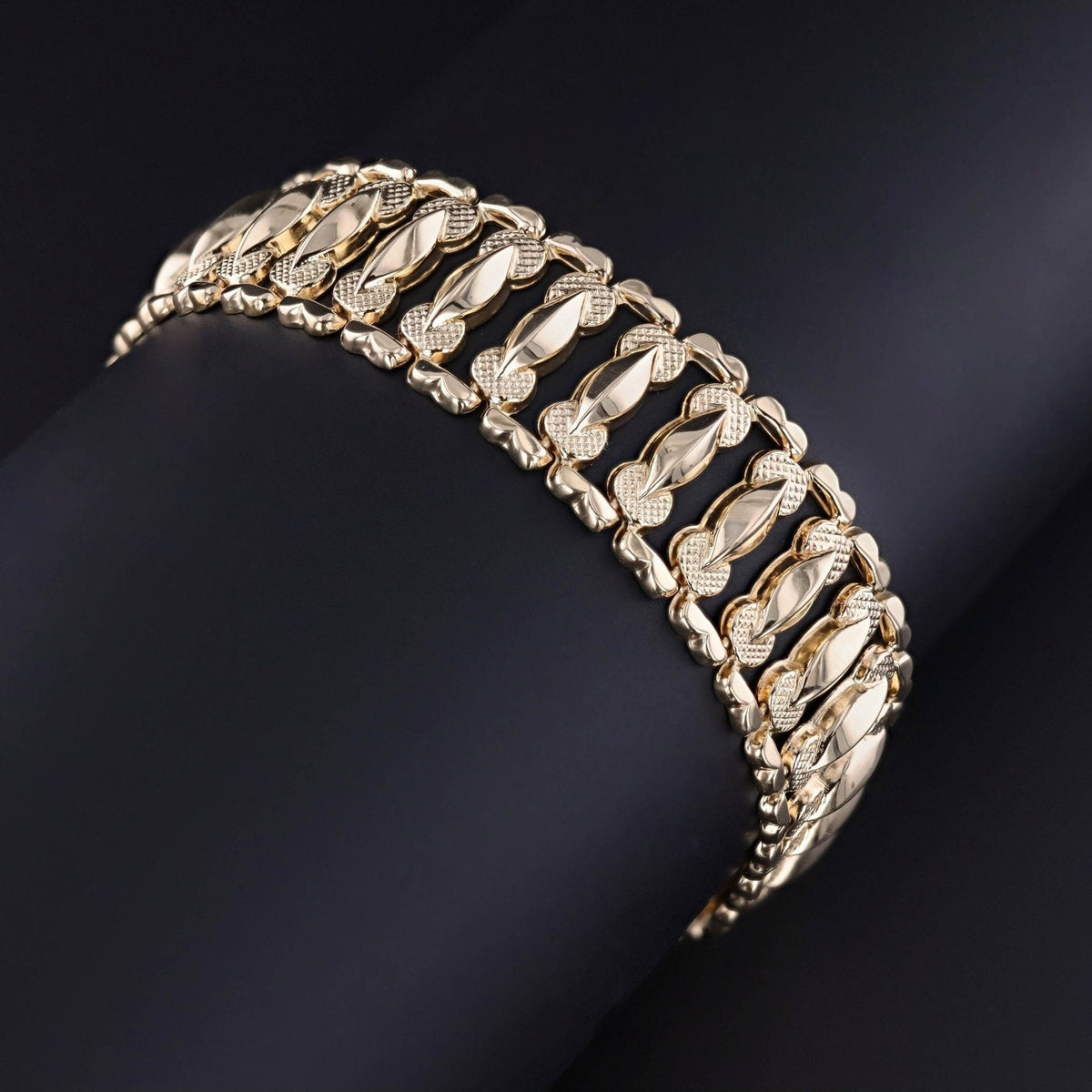 Vintage Link Bracelet of 14k Gold - Trademark Antiques